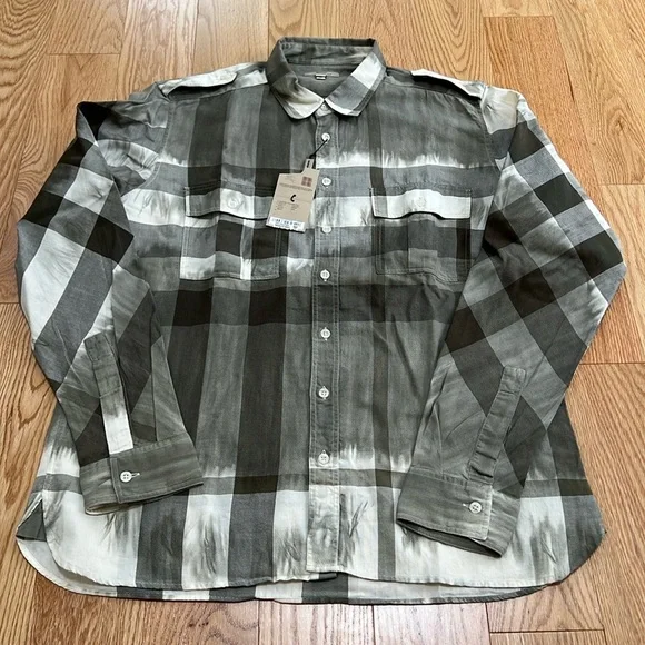 New! Burberry London Men’s large sage green nova check tie dye toned shirt.